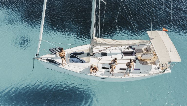 Velero tradicional navegando en aguas turquesas de Menorca